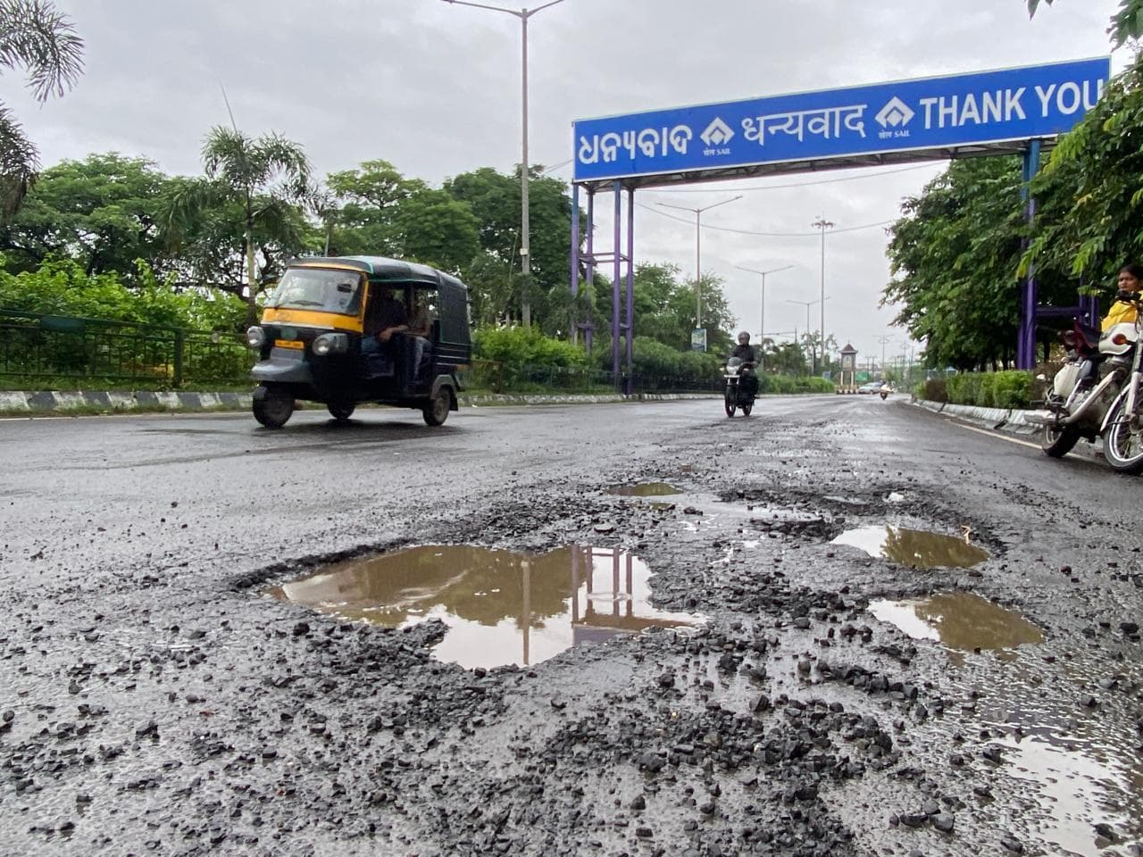 Rourkela News: स्मार्ट सिटी की स्मार्टनेस को मुंह चिढ़ा रहीं बदहाल सड़कें