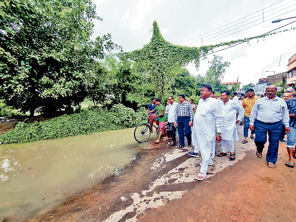 आरामबाग के बाढ़ प्रभावित इलाकों का मंत्री ने किया दौरा