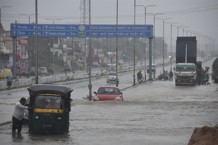 DHANBAD NEWS : 24 घंटे में 101.6 एमएम हुई झमाझम बारिश से पूरे इलाके में जल जमाव, तालाब बनीं सड़कें