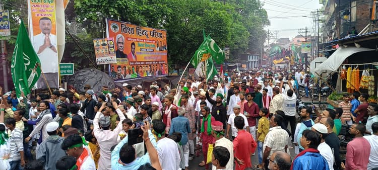 DHANBAD NEWS भारी बारिश के बीच जुलूस-ए-मुहम्मदी में दिखा उत्साह