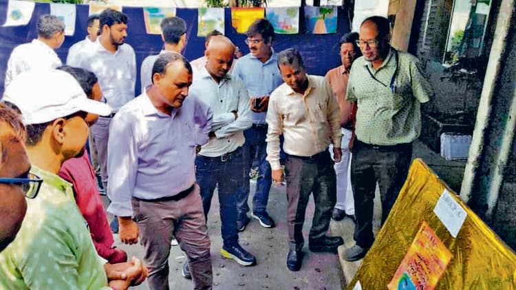 डीआरएम ने विश्वकर्मा पूजा पंडालों की परिक्रमा की