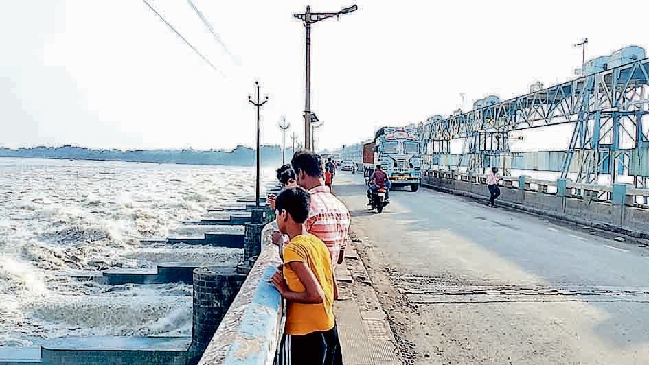 दुर्गापुर बैराज से छूटा 2.5 लाख घनफुट पानी