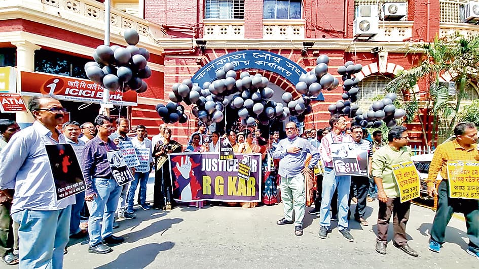 निगम इंजीनियरों ने उड़ाये काली पतंग व काले गुब्बारे