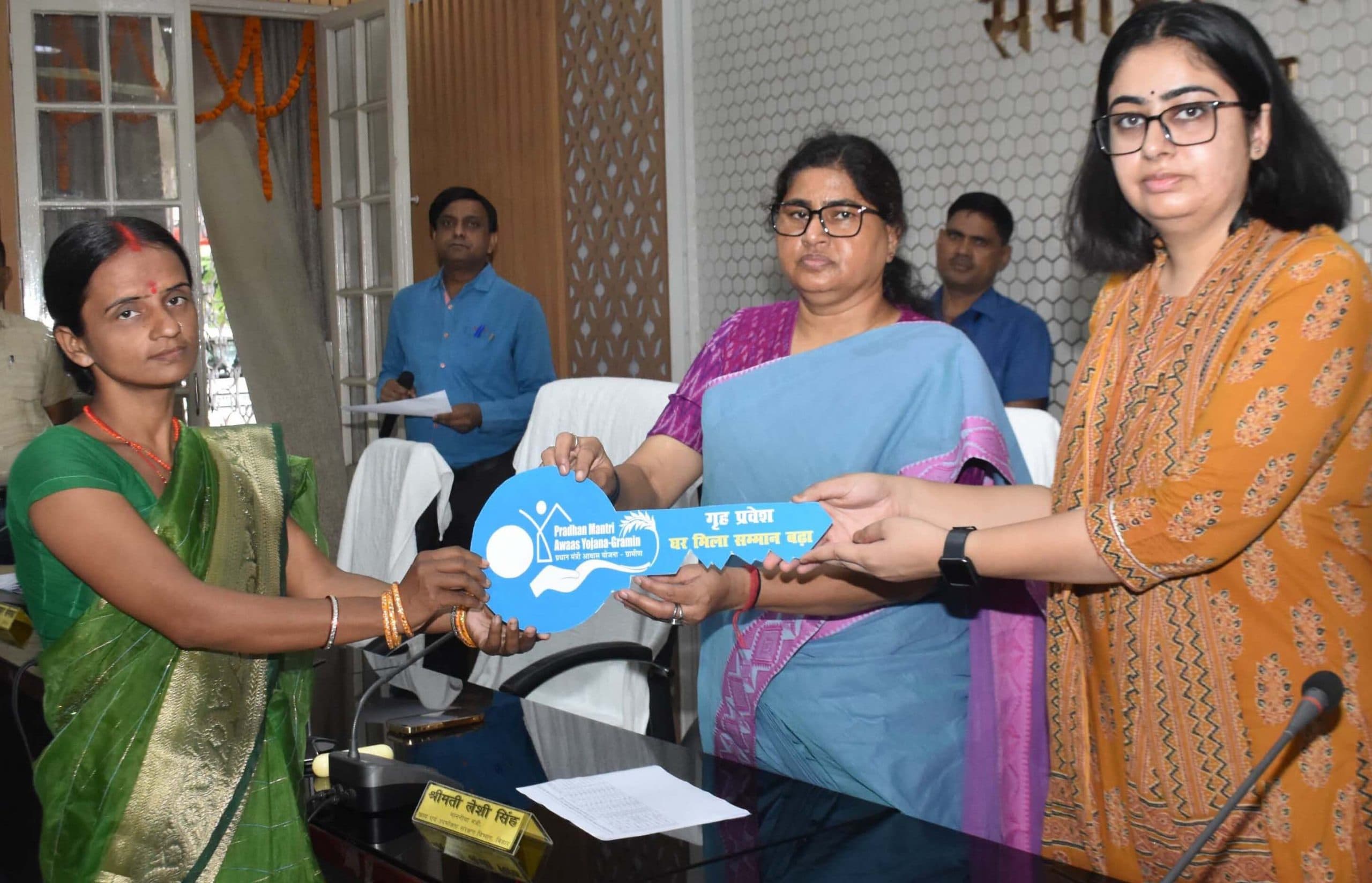 मंत्री लेशी सिंह ने लाभुकों के बीच सौंपी आवास की चाबी