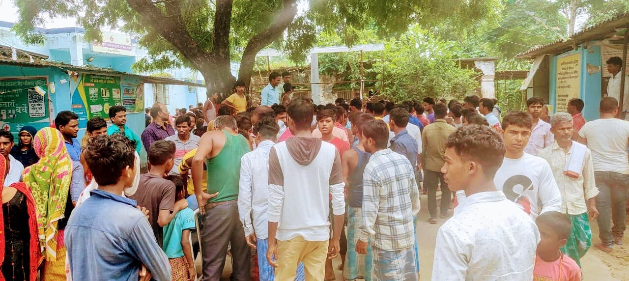 सर्पदंश से बच्चे की मौत पर श्रीनगर पीएचसी में हंगामा, सड़क जाम