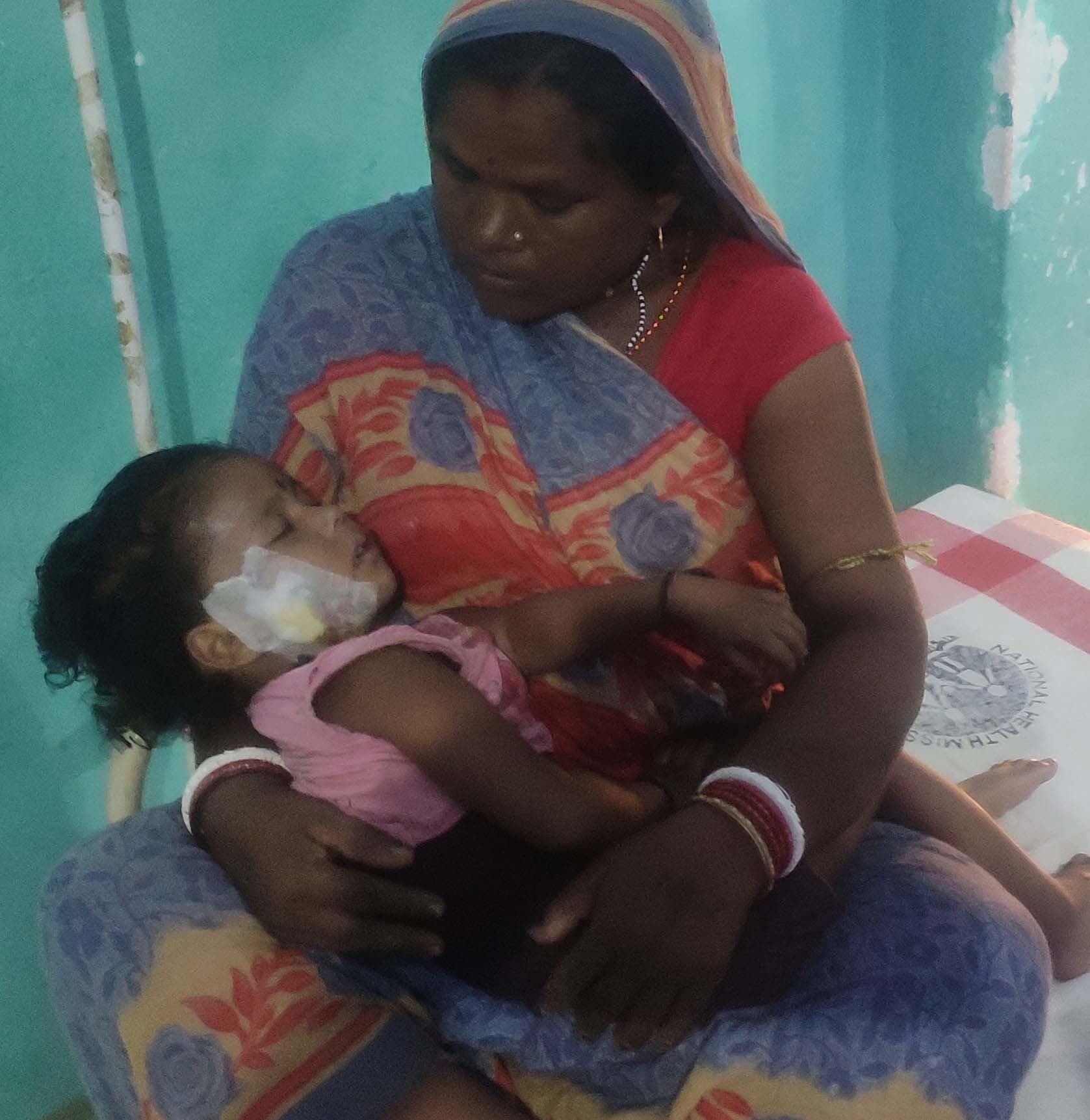 बाइक की ठोकर से बच्ची अचेत, रेफर.