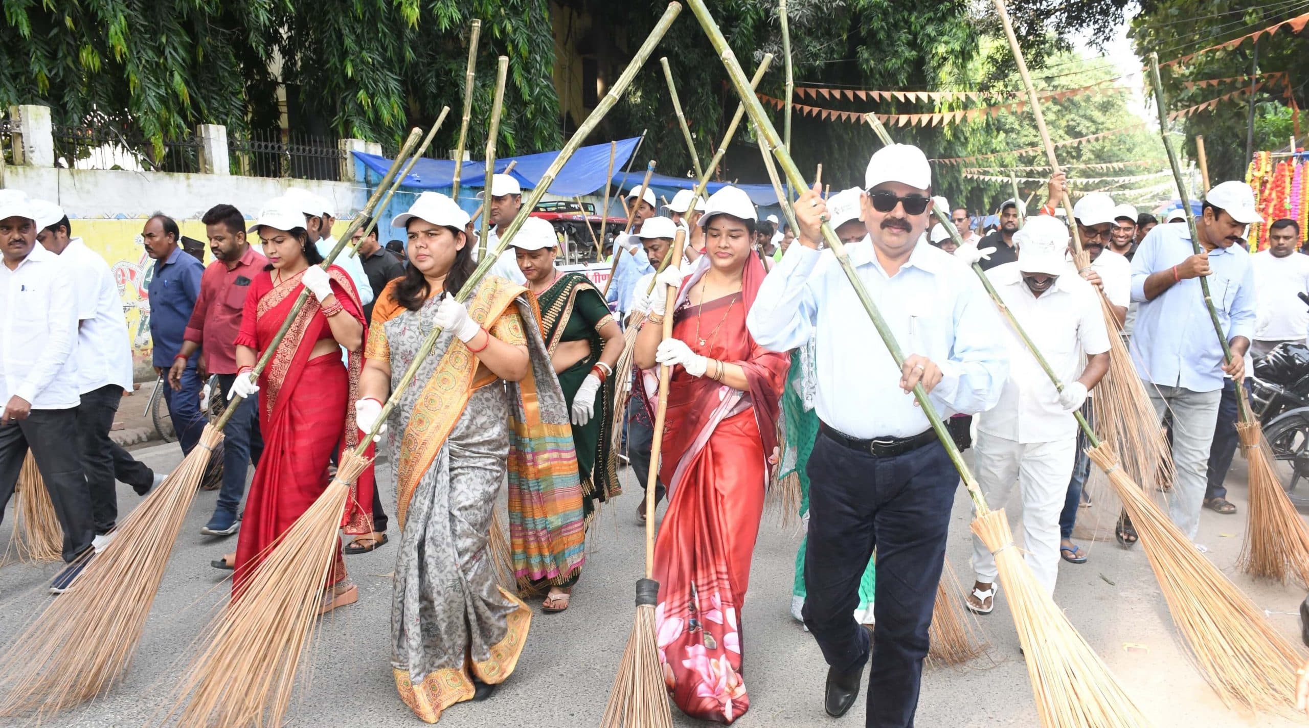 सड़क पर झाड़ू लगाकर महापौर ने दिया स्वच्छता का संदेश