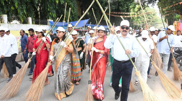 सड़क पर झाड़ू लगाकर महापौर ने दिया स्वच्छता का संदेश