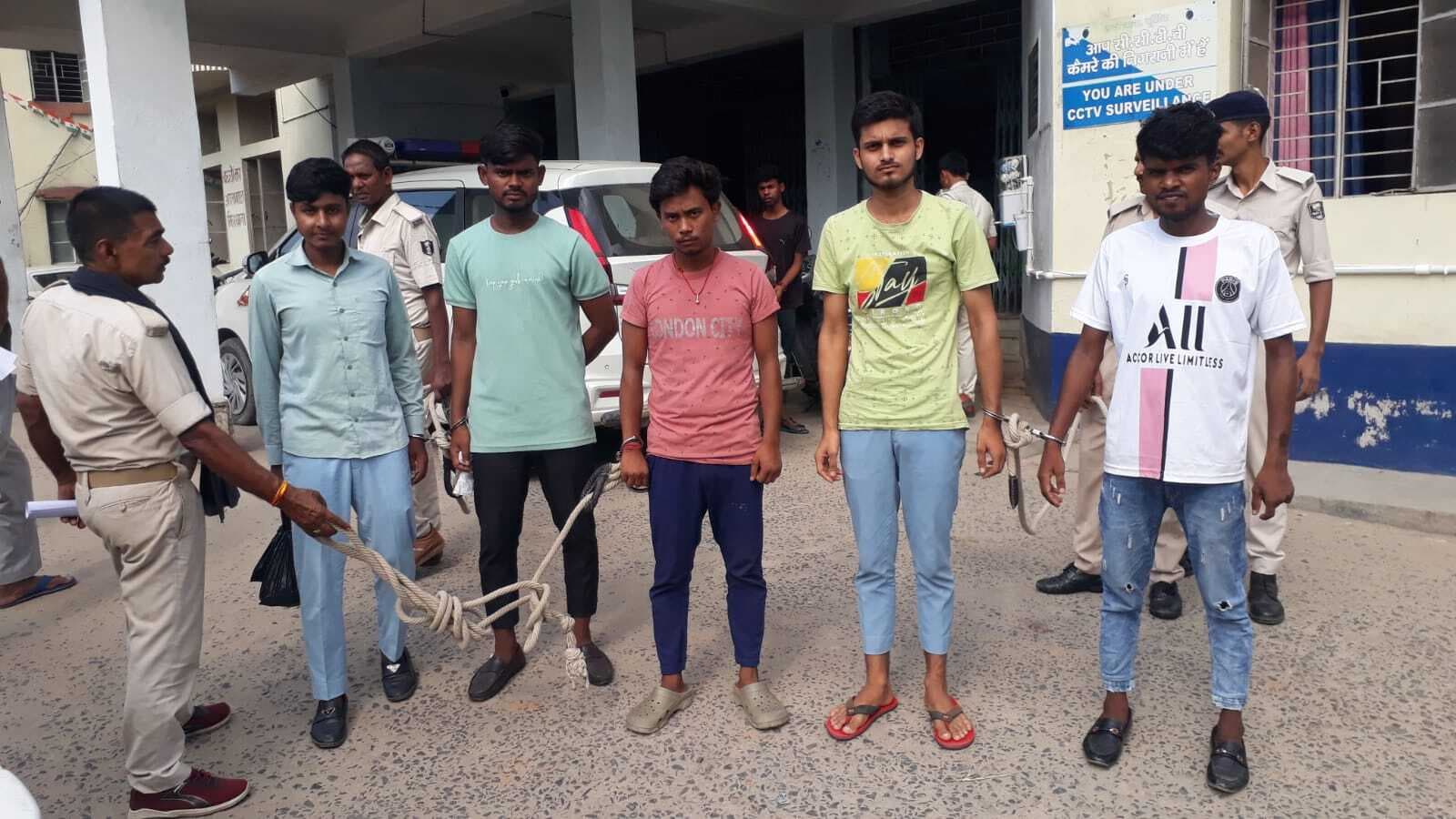 सोशल नेटवर्किंग के नाम पर ठगी करने वाले गिरोह का भंडाफोड़, पांच गिरफ्तार