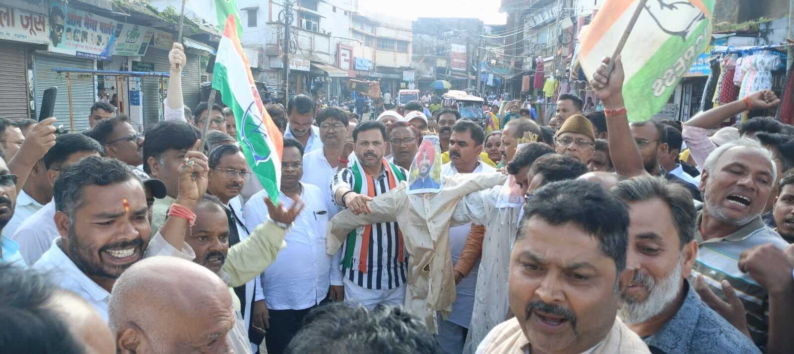 कांग्रेसियों ने केंद्रीय मंत्री का पुलता फूंका