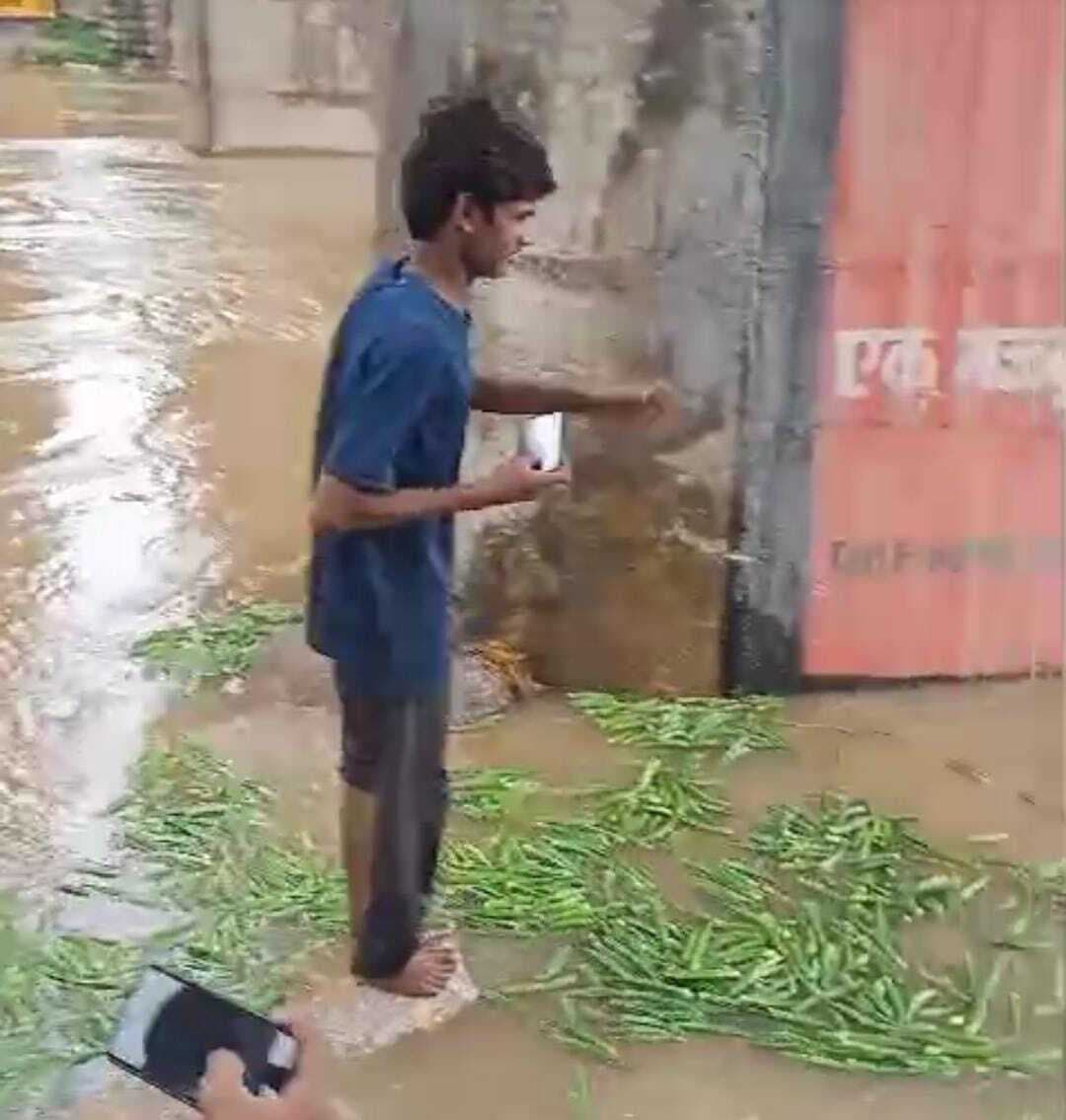 Gaya News : सही कीमत नहीं मिलने पर गुलसकरी नदी में किसानों ने बहायी भिंडी