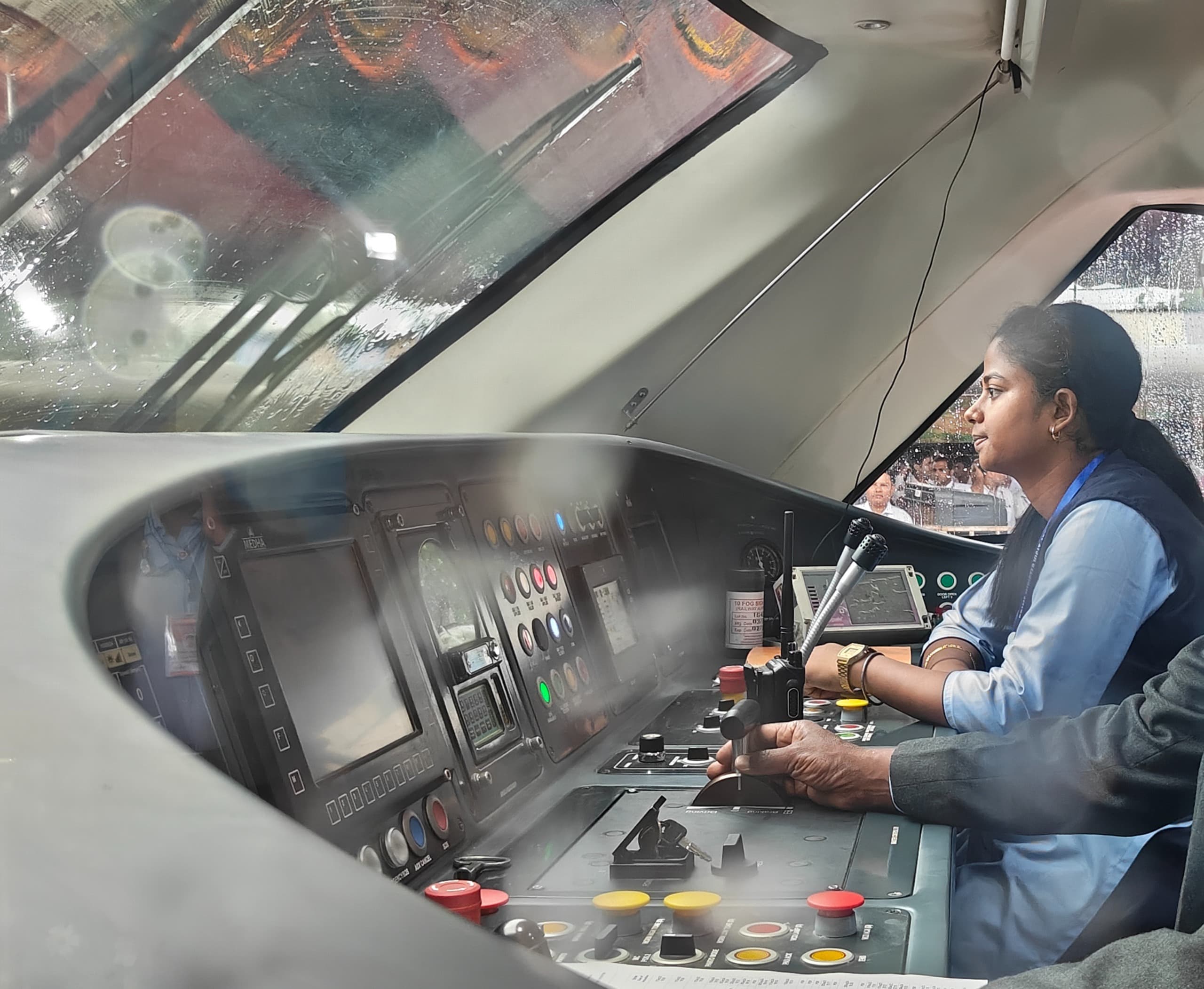 Gaya News : टाटानगर-पटना वंदे भारत ट्रेन की सहायक पायलट हैं ऋतिका तिर्की