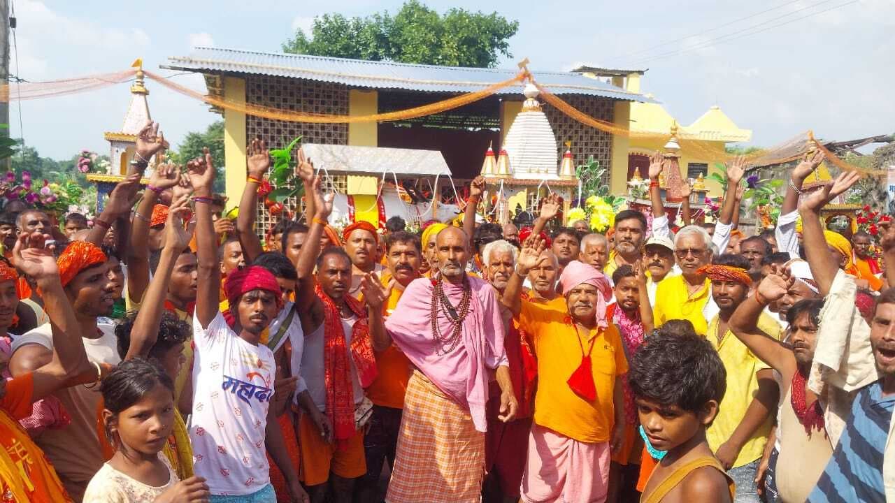 54 फीट कांवर के साथ सैकड़ों श्रद्धालुओं ने कपेश्वरनाथ शिव मंदिर में किया जलाभिषेक