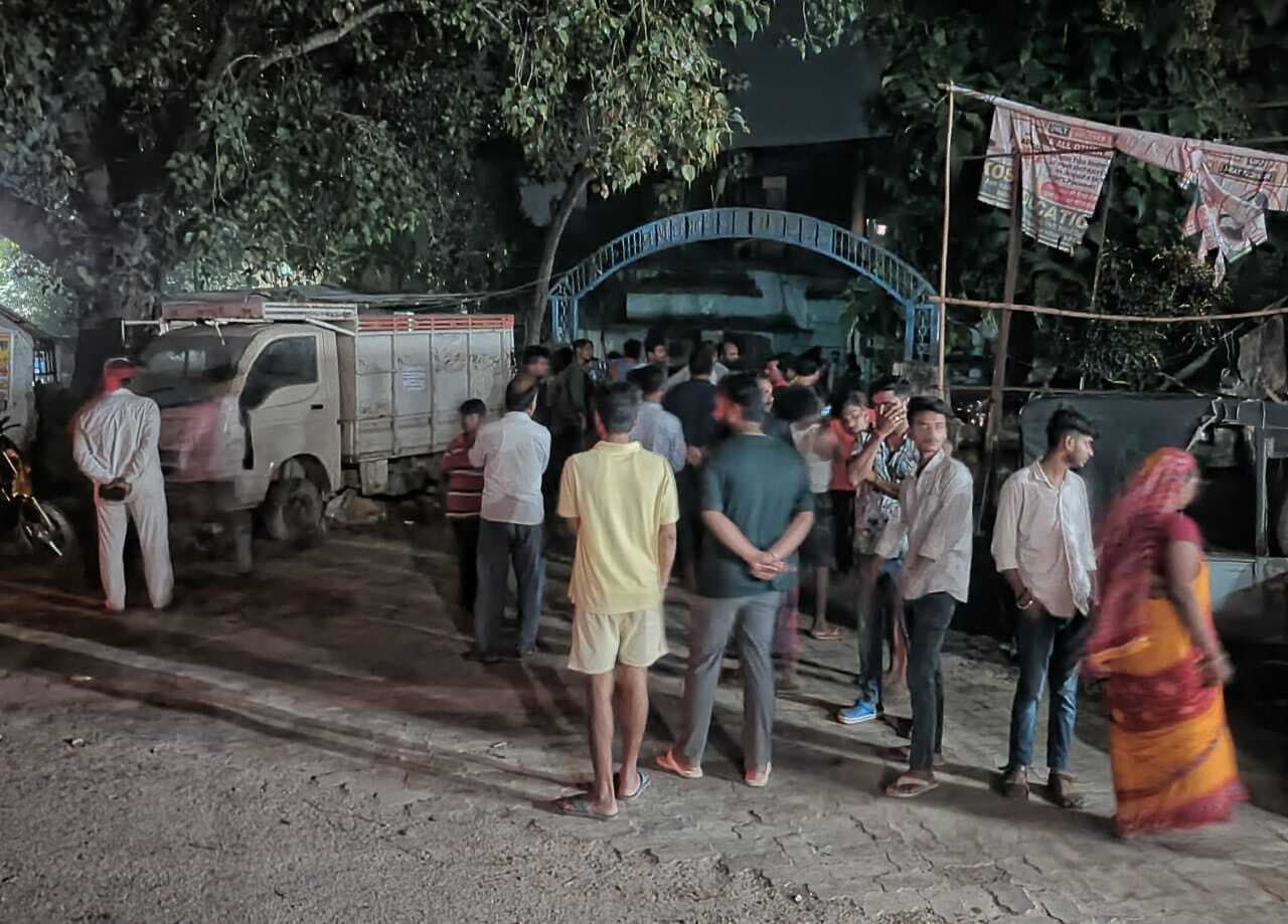 पूछताछ के लिए युवक को थाना लायी पुलिस तो उमड़ पड़े ग्रामीण