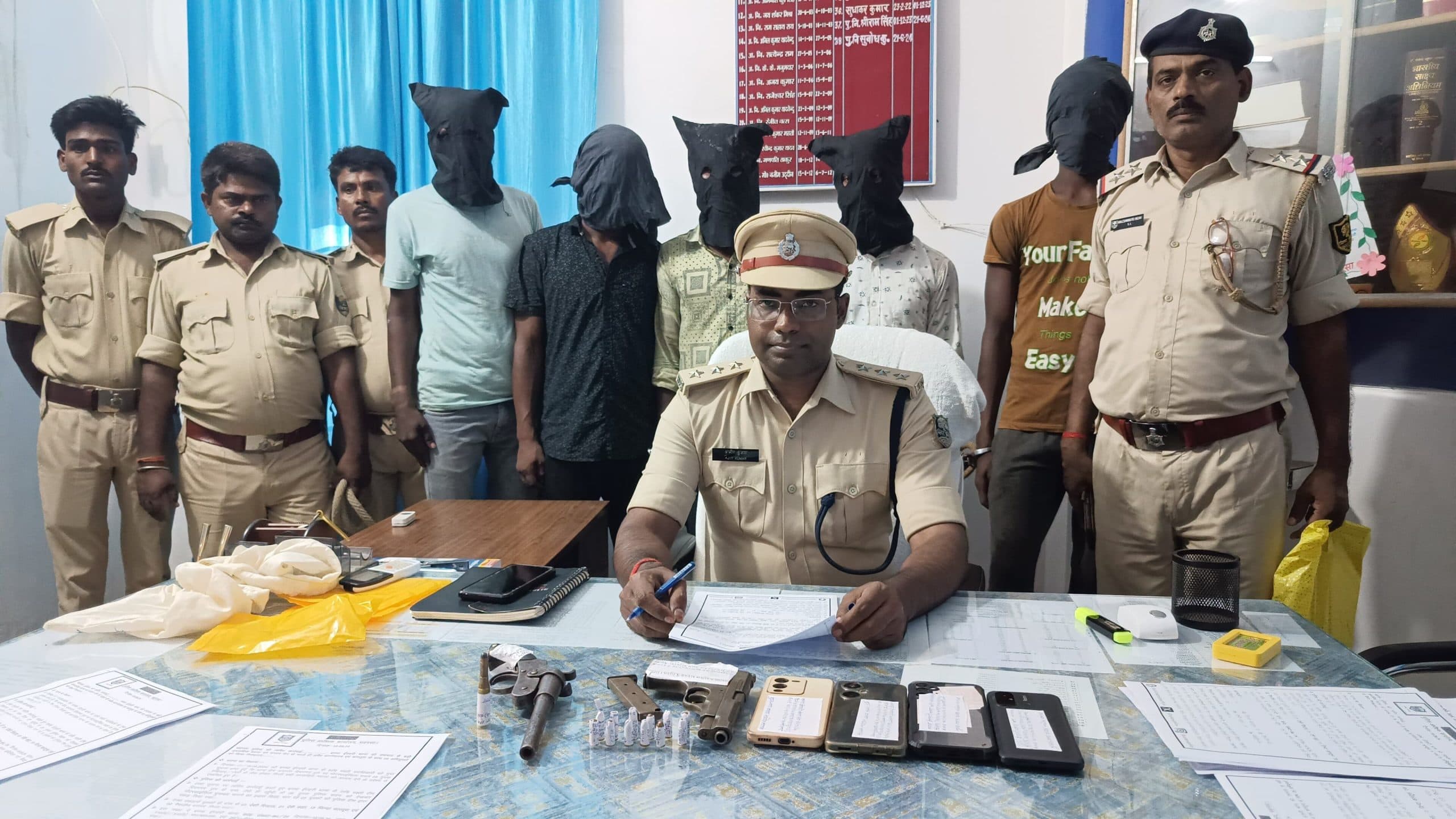 अवैध हथियार एवं कारतूस के साथ पांच अभियुक्त गिरफ्तार
