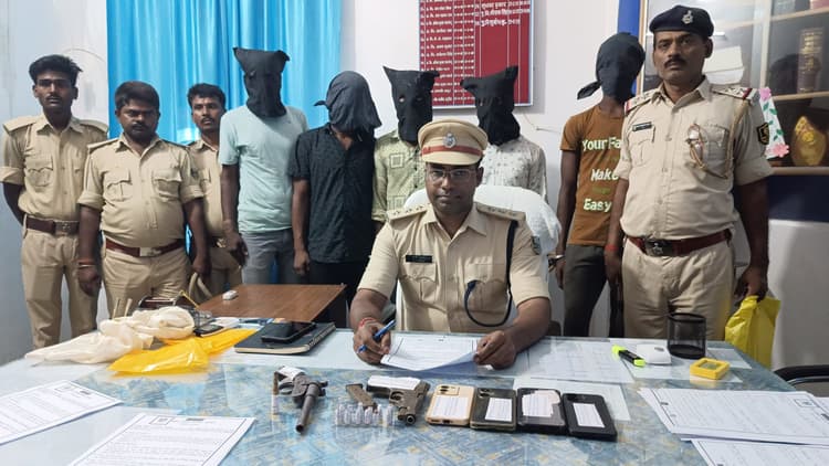 अवैध हथियार एवं कारतूस के साथ पांच अभियुक्त गिरफ्तार