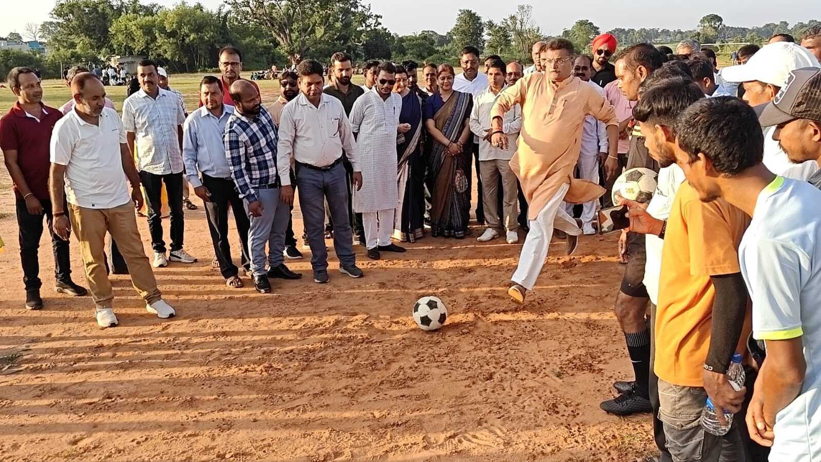 राष्ट्रीय स्तर तक खिलाड़ियों की पहचान बनाना नमो फुटबॉल मैच का उद्देश्य