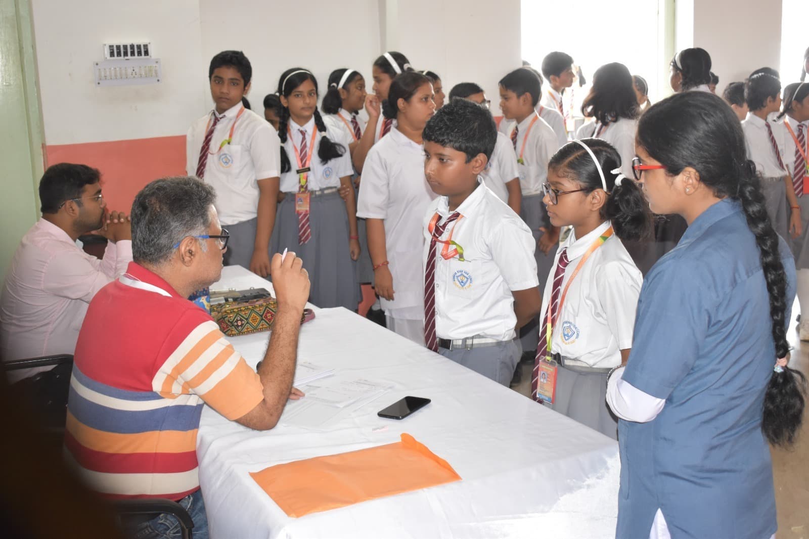 बर्नपुर रिवरसाइड स्कूल में छात्रों के नेत्र की हुई जांच