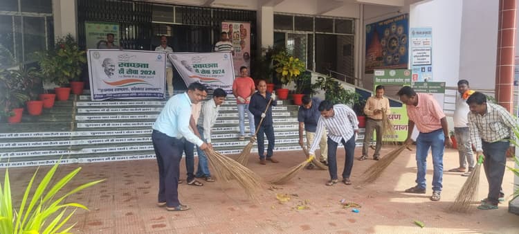 स्वच्छता ही सेवा अभियान के तहत डीआरडीए परिसर में की गयी साफ-सफाई