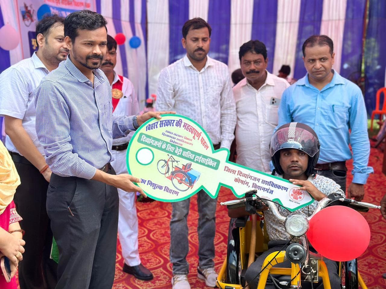 डीएम ने  42 दिव्यांगजनों के बीच बैट्री चालित ट्राईसाईकिल का किया वितरण