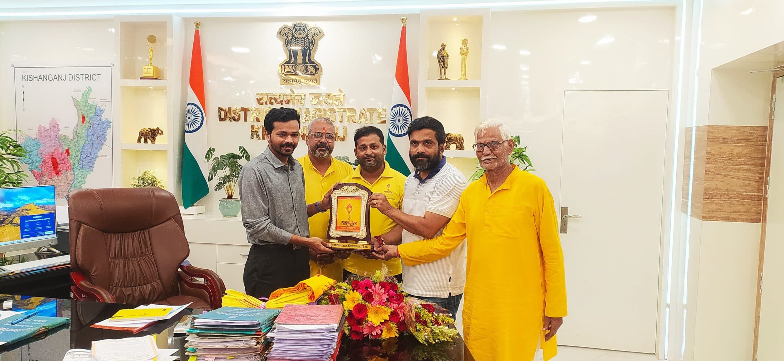 जन्मदिन पर डीएम से मिले गायत्री परिवार के ट्रस्टी, चलाये जा रहे विभिन्न कार्यक्रमों की दी उन्हें जानकारी