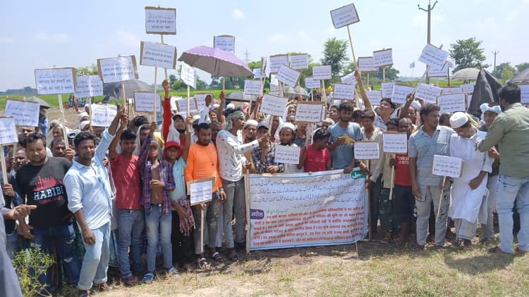 बेलवा जामा मस्जिद की जमीन पर अल्पसंख्यक छात्रावास निर्माण का ग्रामीणों ने किया विरोध