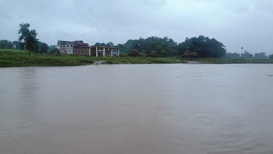 नदियों में जल स्तर बढ़ा, बाजार व प्रखंड मुख्यालय से कटे ग्रामीण