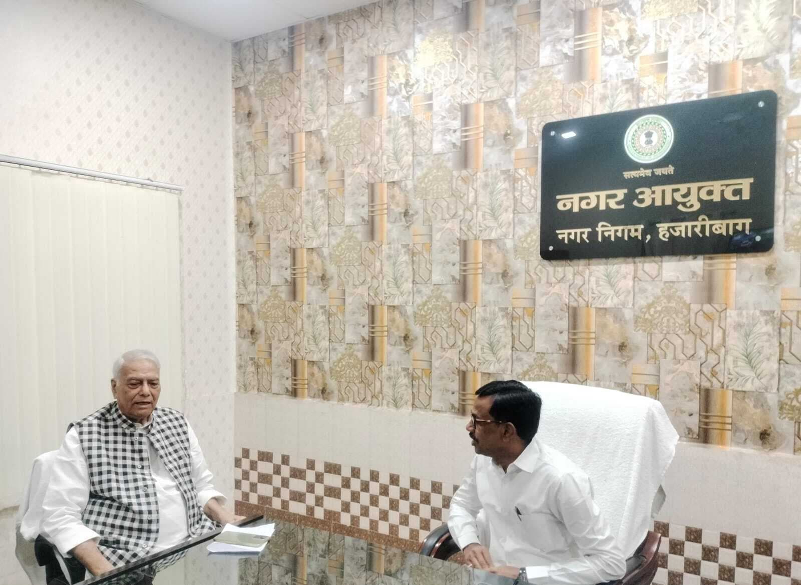 शहर की सफाई को लेकर नगर आयुक्त से मिले पूर्व विदेश मंत्री