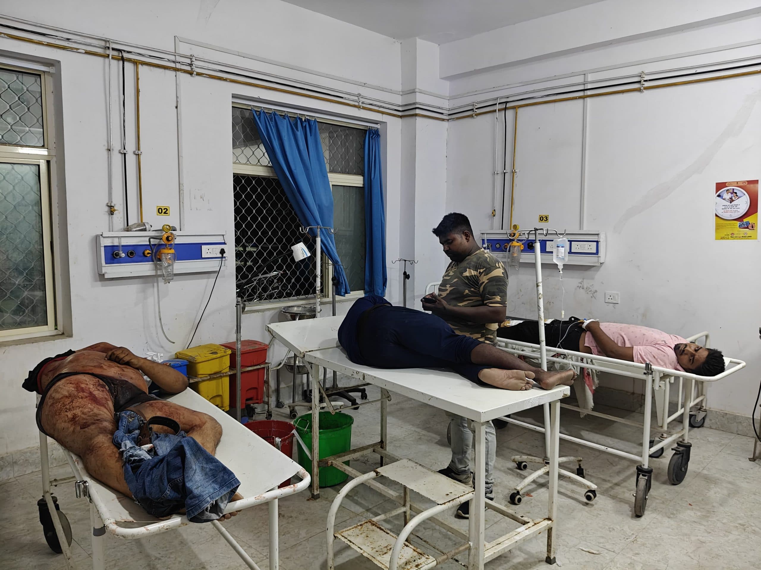 वाहन की ठोकर से बाइक सवार युवक की मौत, दो घायल