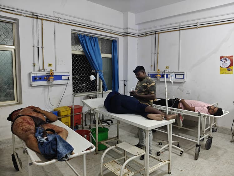 वाहन की ठोकर से बाइक सवार युवक की मौत, दो घायल