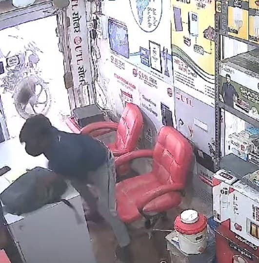 यूटीएल शो रूम के संचालक को सात सेकेंड में अपराधियों ने मारे 12 चाकू