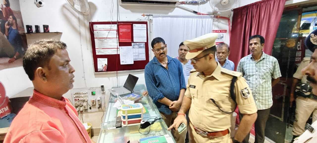 एयरटेल पेमेंट बैंक से पिस्टल दिखाकर दो लाख की लूट