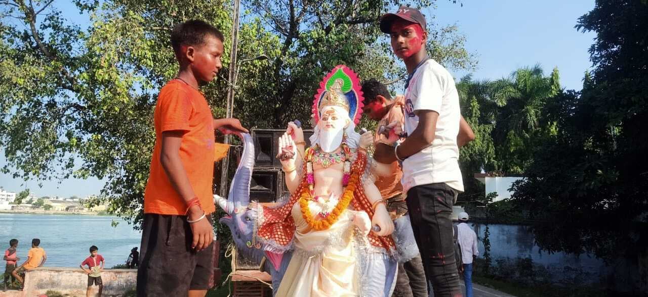 वास्तु शिल्पकार भगवान विश्वकर्मा की हुई पूजा