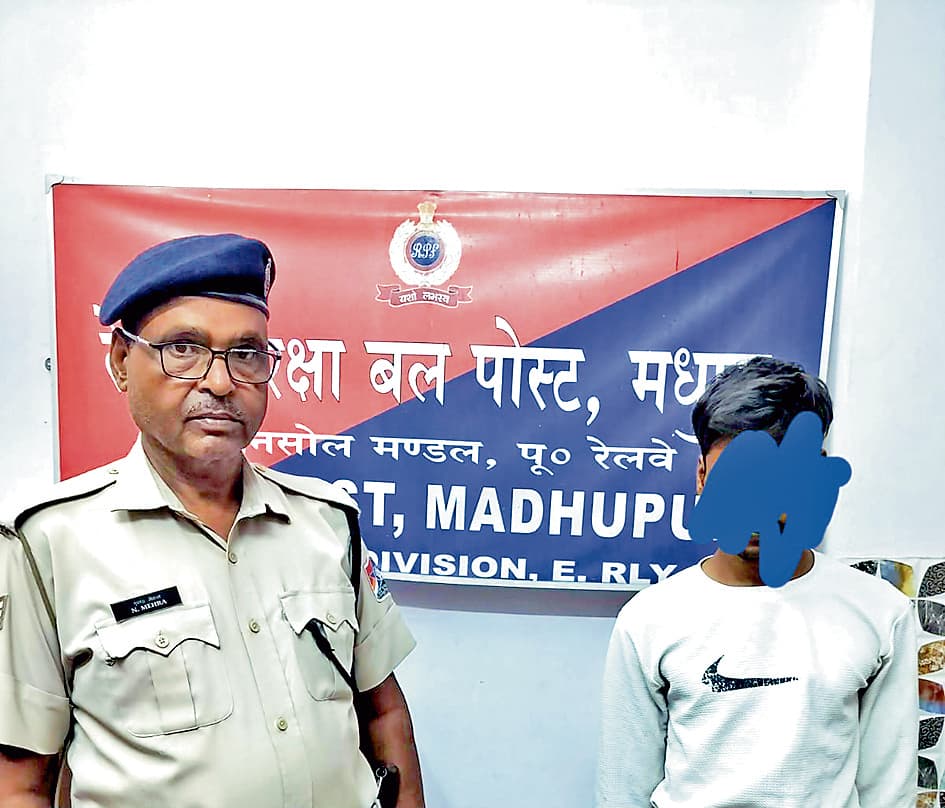 मोबाइल चोर को पकड़ा