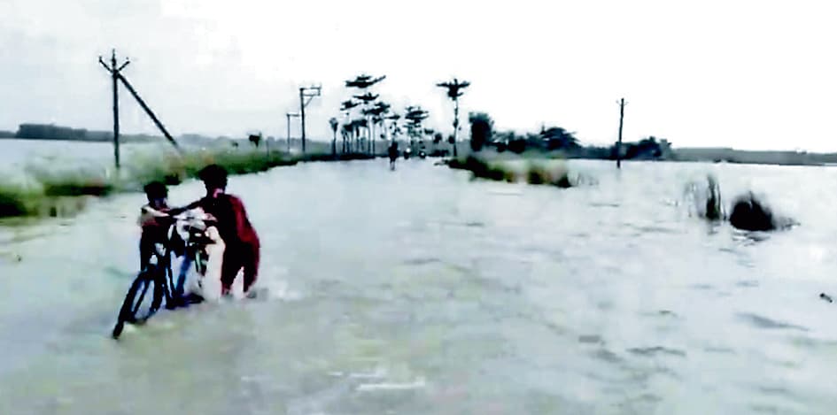 बीरभूम के 15 गांव डूबे, बाढ़ पीड़ितों को राहत शिविरों में पहुंचाया गया