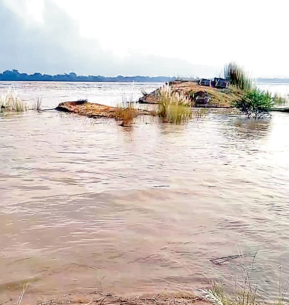 बैराज से छोड़े गये पानी से पूर्व बर्दवान समेत कई जिलों में बाढ़ जैसे हालात