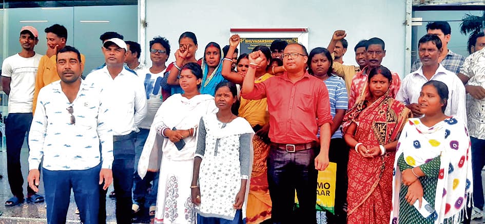 अस्पताल में स्थानीय युवाओं की नियुक्ति की मांग पर प्रदर्शन