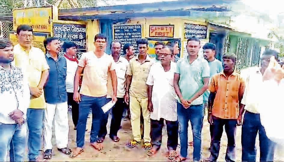 मुआवजे की मांग पर ग्रामीणों ने किया प्रदर्शन