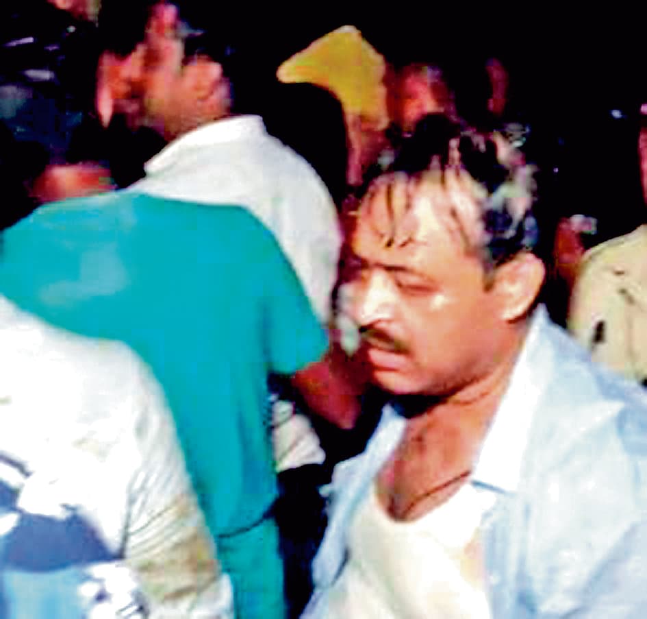 स्पीड बोट पलटी, नदी में गिरे दो सांसद, विधायक और जिलाधिकारी