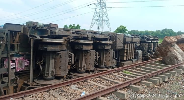 मुरी रेलवे यार्ड में रेलवे की एक इंजन पलटी, दूसरी बेपटरी