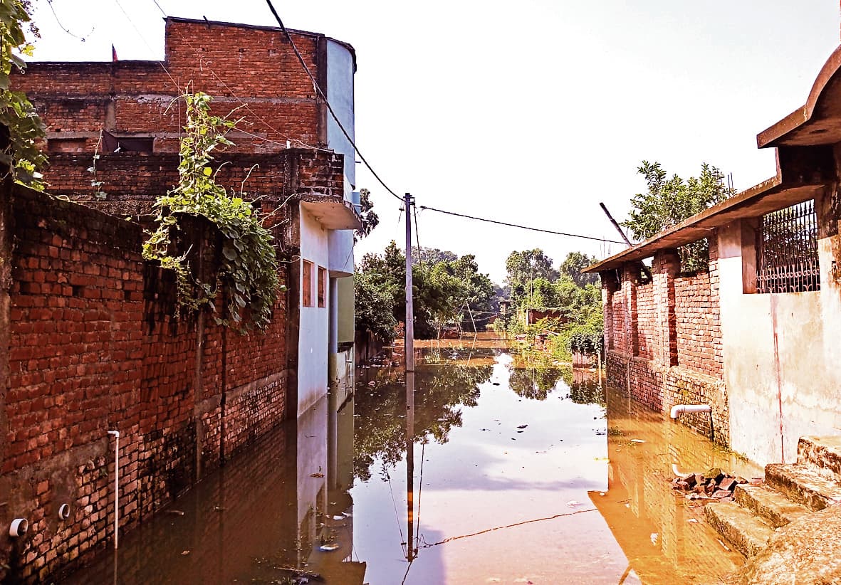 सरैया व तिलौथू के सैकड़ों घरों में घुसा बाढ़ का पानी