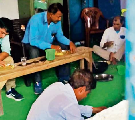 काराकाट के सरकारी स्कूल में चली मटन पार्टी, वीडियो वायरल