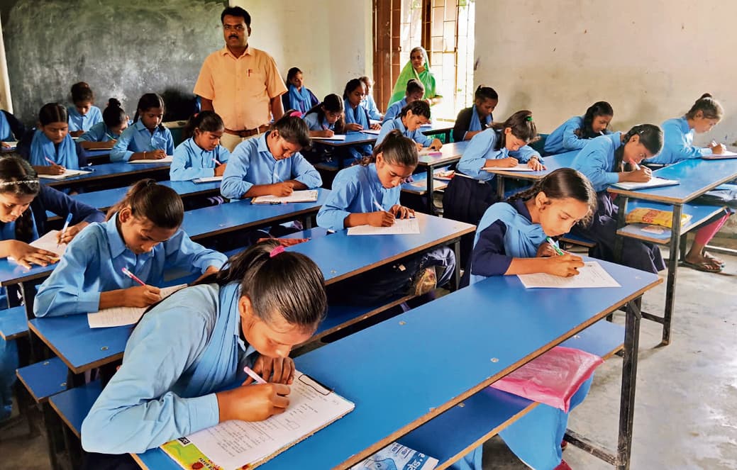 Gopalganj News : जिले के 1589 प्रारंभिक स्कूलों में शुरू हुई अर्धवार्षिक परीक्षा, रही सख्ती