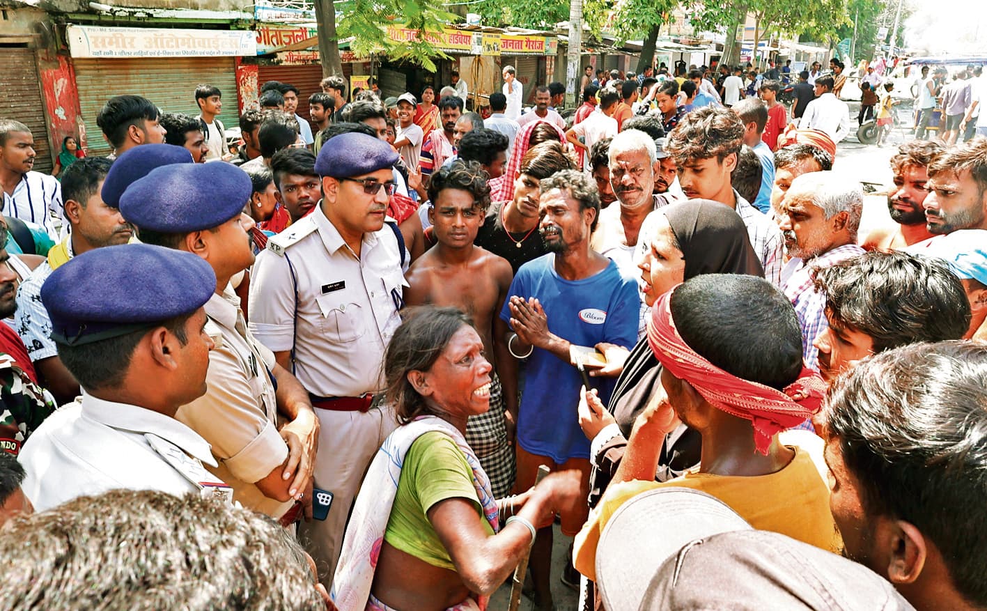 HAJIPUR NEWS : इ-रिक्शा की ठोकर से पांच साल के बच्चे की मौत, पांच घंटे सड़क जाम