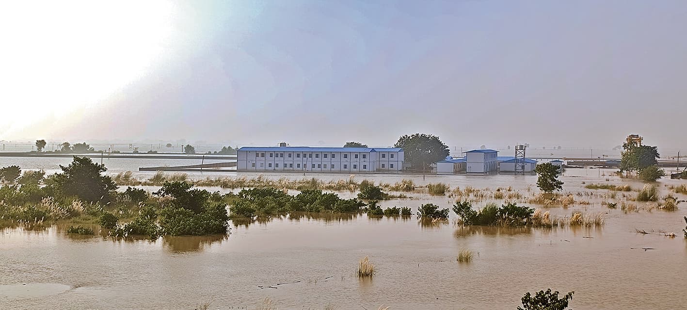 दिघवारा में गंगा खतरे के निशान से तीन सेमी ऊपर बह रही