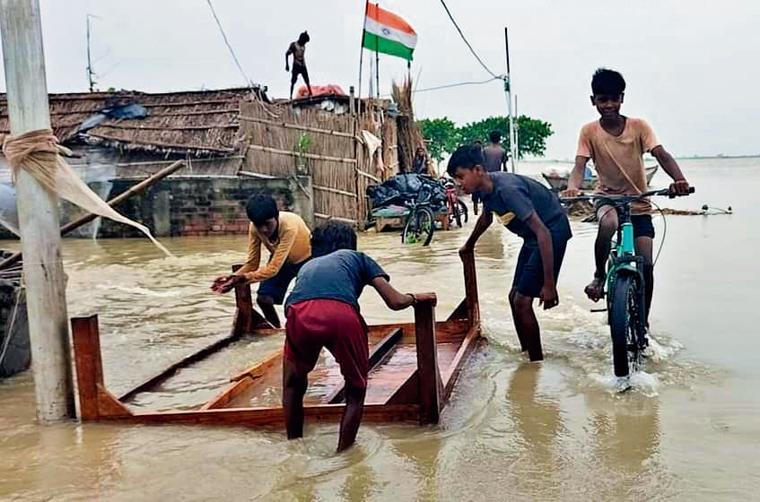 शहर से सटे निचले इलाकों तक पहुंचा बाढ़ का पानी