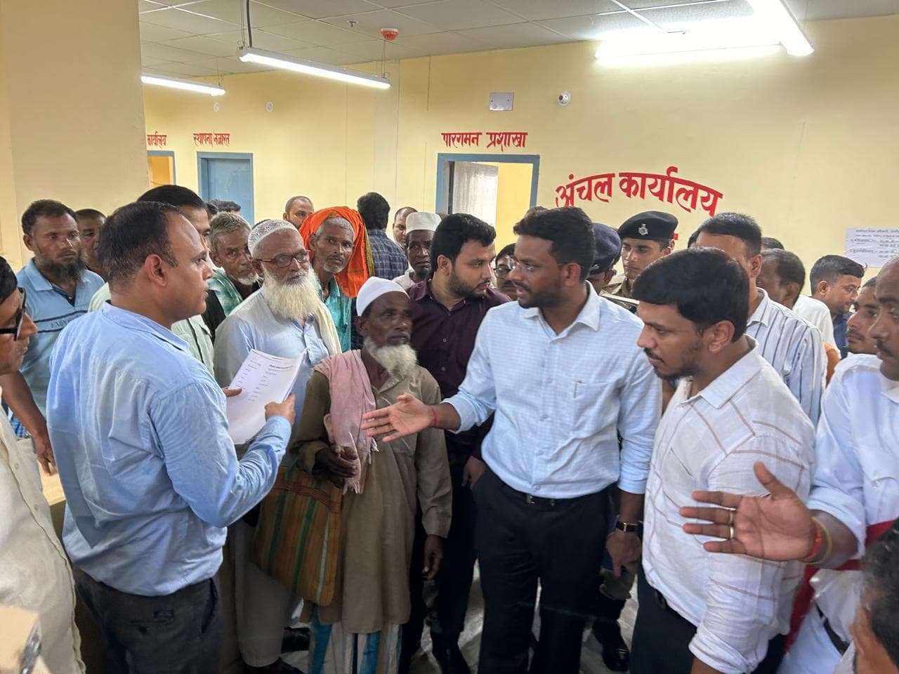 एमडीएम की दयनीय स्थिति देख नाराज हुए डीएम