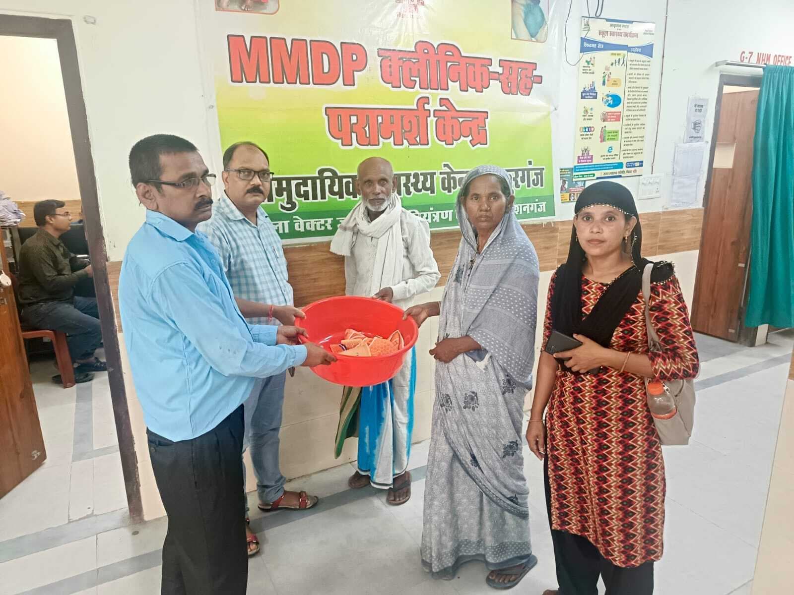 पांच  फाइलेरिया मरीजों को किट के साथ दिया गया यूडीआईडी सर्टिफिकेट