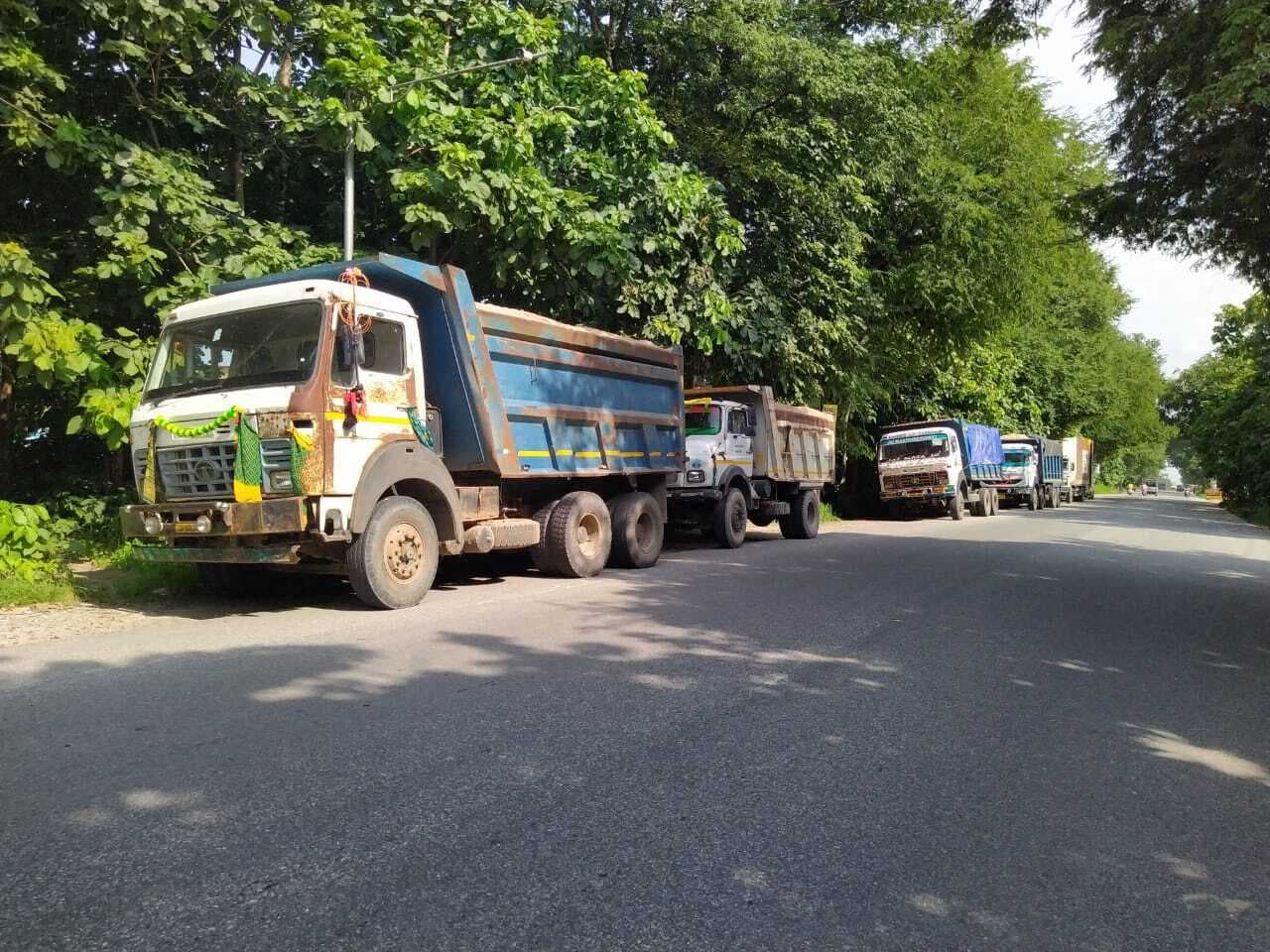 रामपुर में बालू लदे छह हाइवा व एक डंपर जब्त