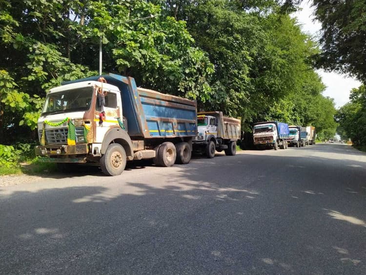 रामपुर में बालू लदे छह हाइवा व एक डंपर जब्त